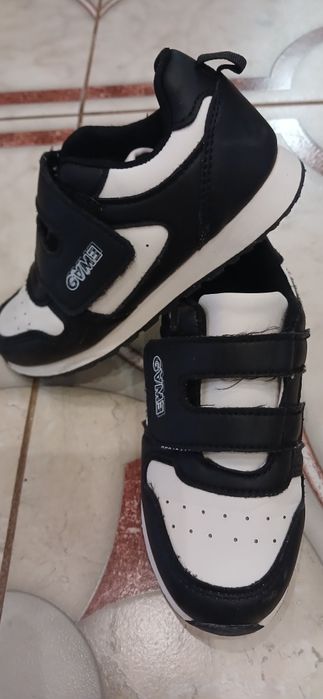 Кросівки практично нові, розмір 28