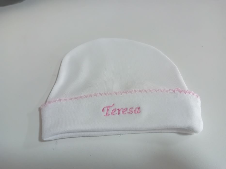 Gorro com o nome do seu bebé bordado