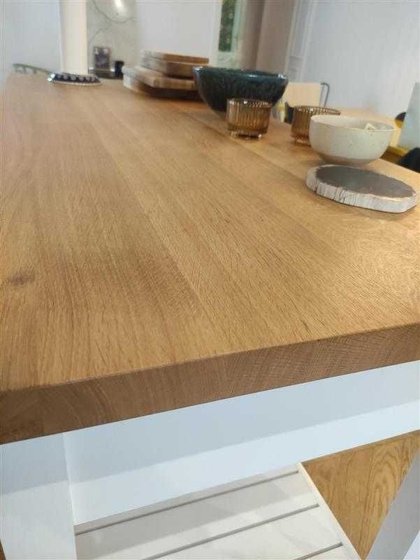 Wyspa kuchenna biala, gruby blat z litego drewna
