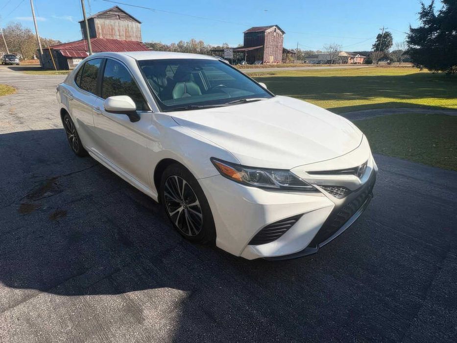 Toyota Camry SE      2018