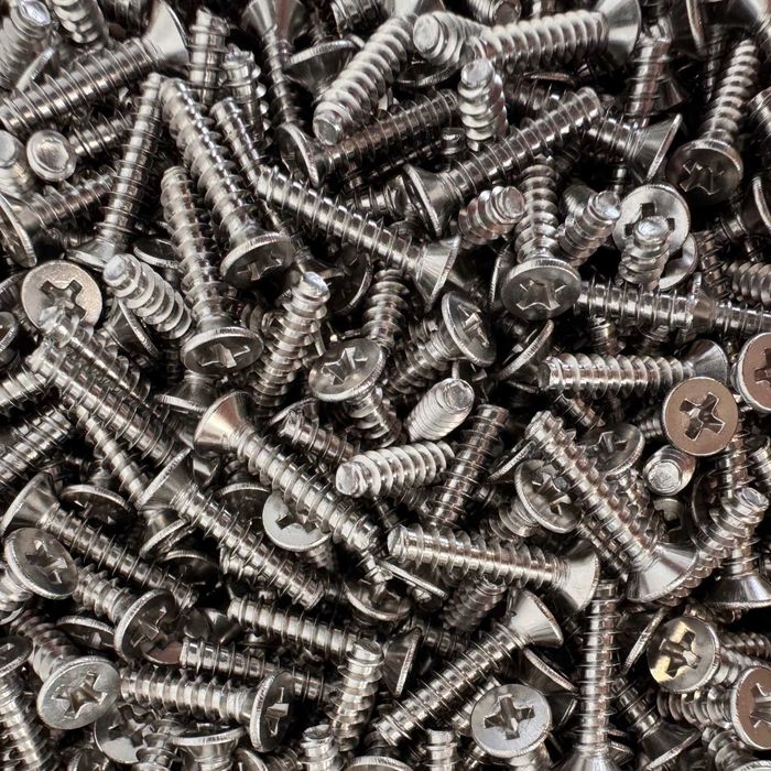 Śruby wkręty krzyżowe nierdzewne 304 M4x18 z płaskim ogonem 1800 sztuk