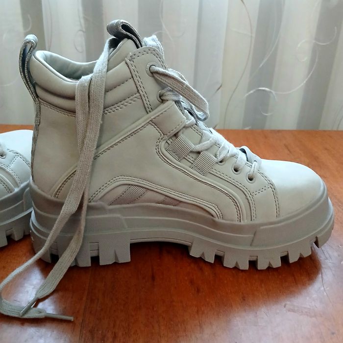 Нове жіноче взуття