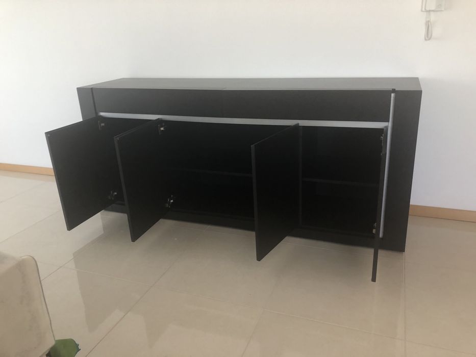 Mesa e aparador de sala de jantar