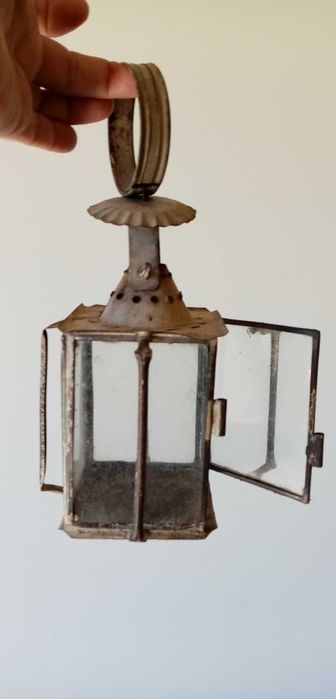 Fuso de fiar, roldana de  madeira, lampião, balança