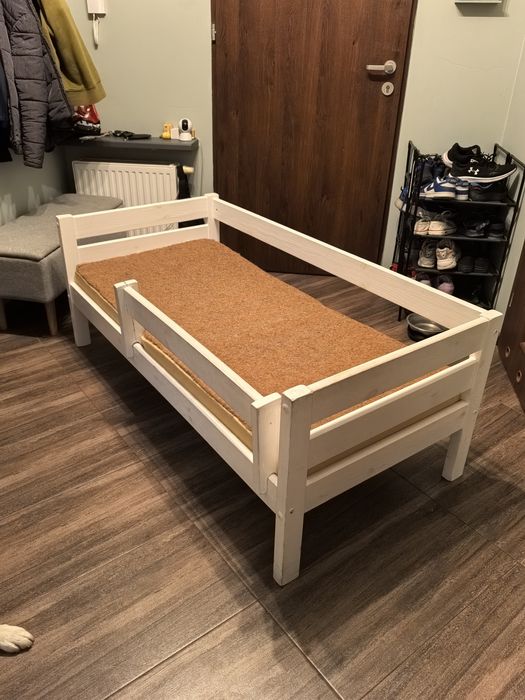 Łóżko drewniane z materacem