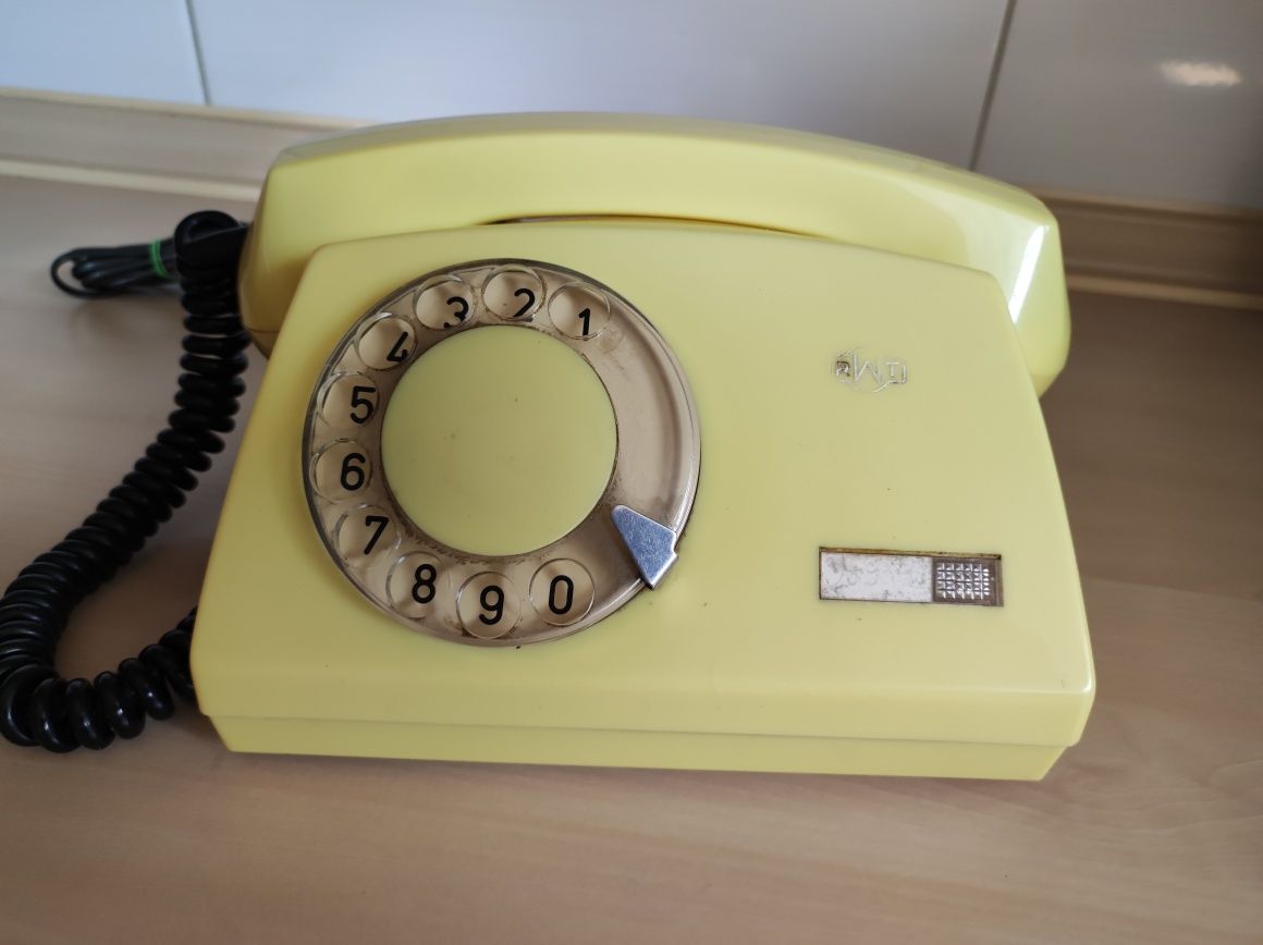 Telefon stacjonarny z  PRL-u.
