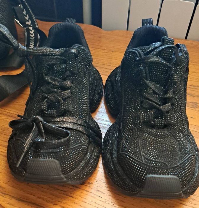 Продам кросівки жіночі