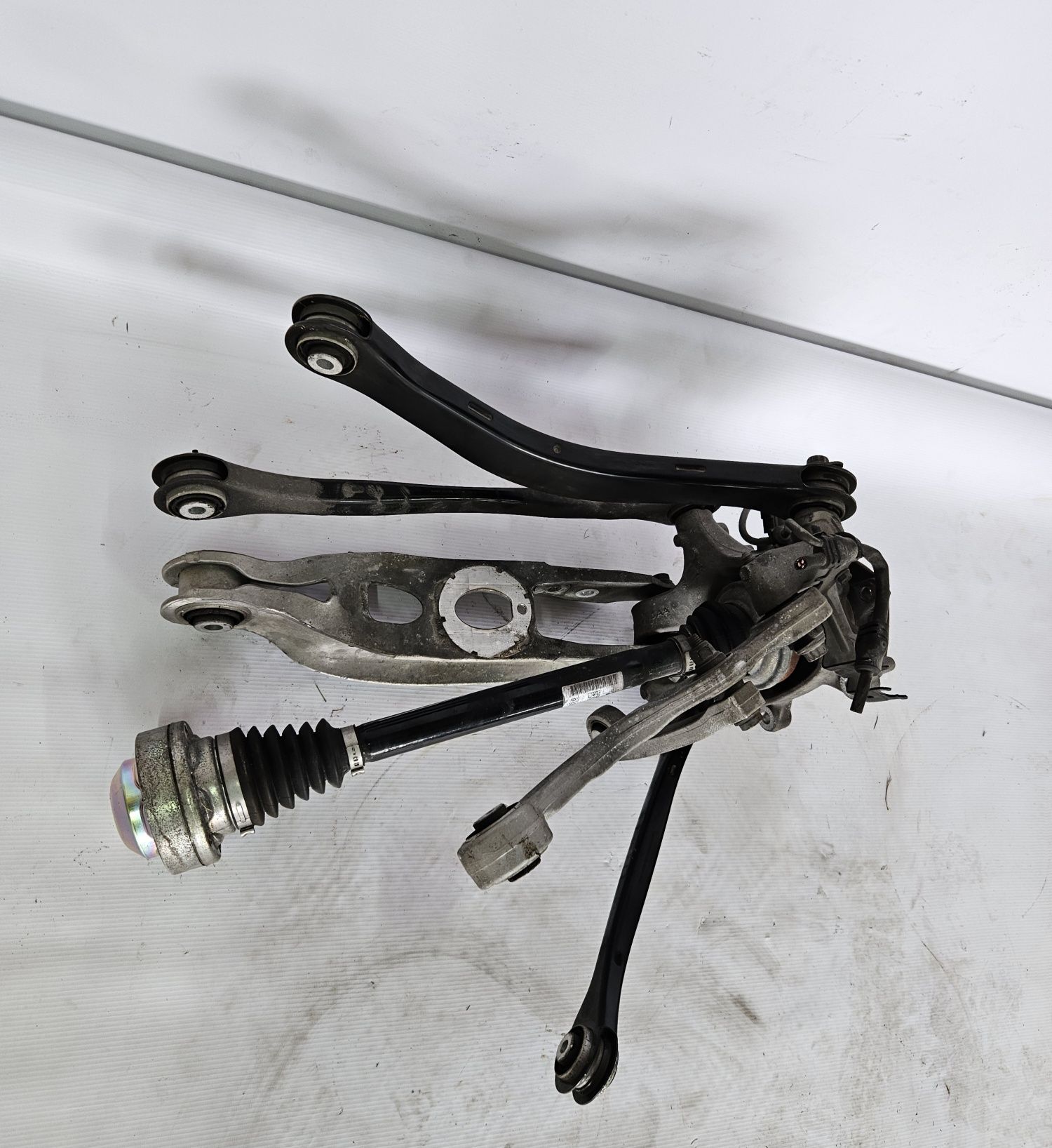 Audi a4 s4 b9 a5 s5 8w f5 zwrotnica lewa tylna tył wahacz piasta