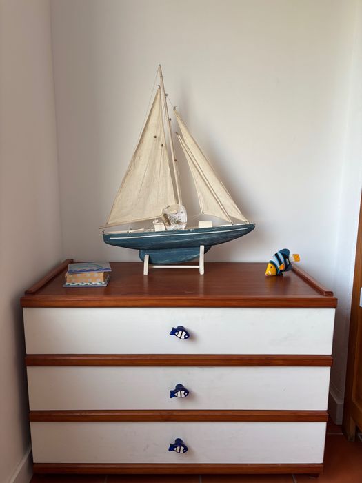 Cómoda e mesa de cabeceira