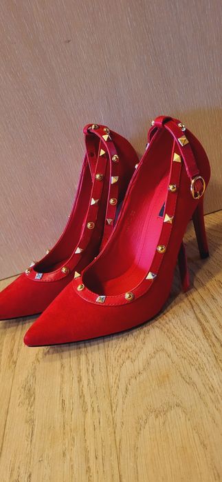 Szpilki czerwone złote zamszowe 38