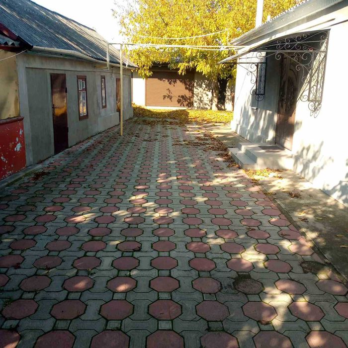 Будинок в центрі селища