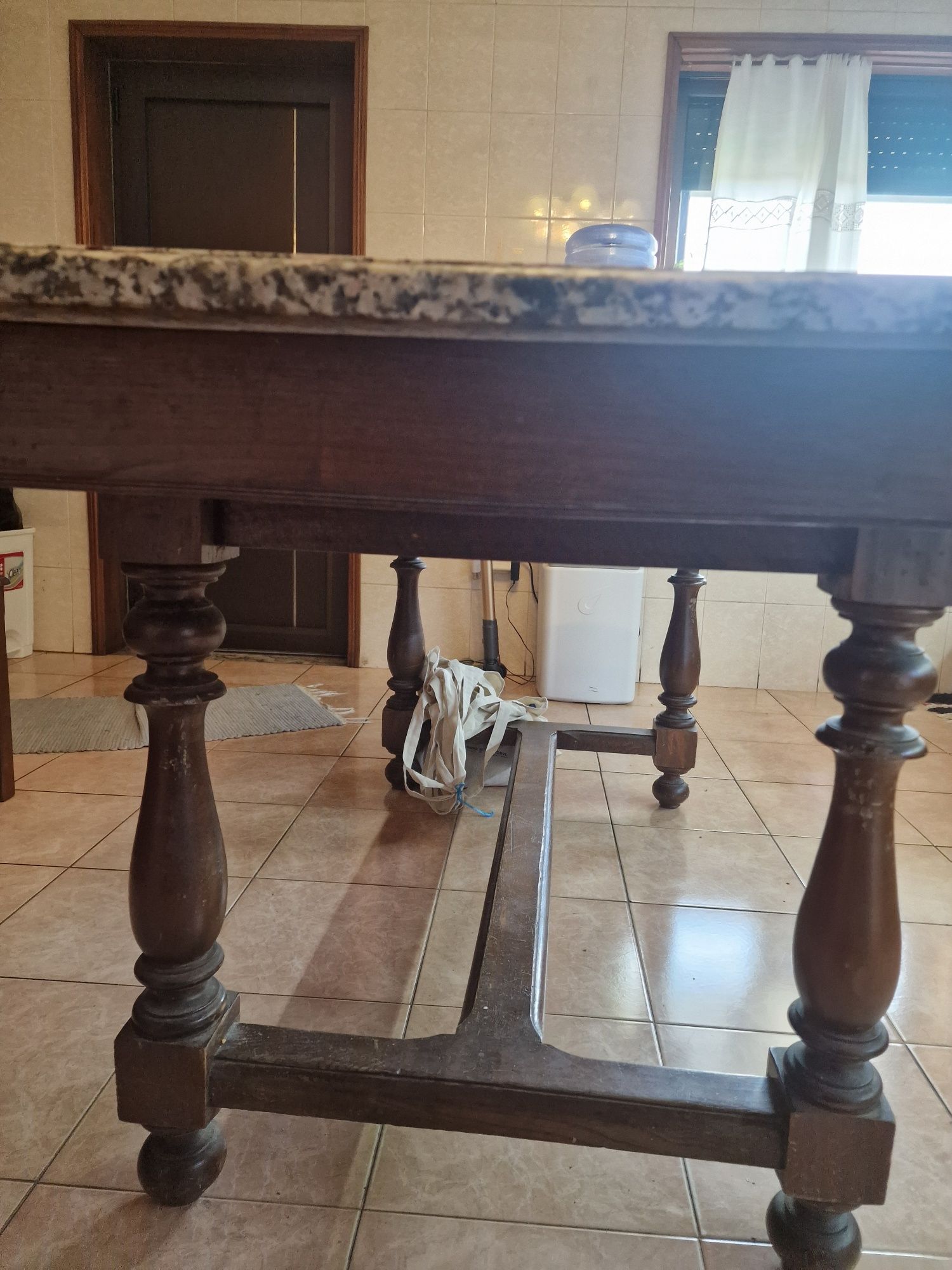 Mesa clássica de mármore