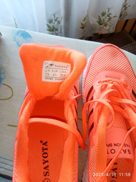 Кросівки жіночі помаранчеві на 40 розмір.