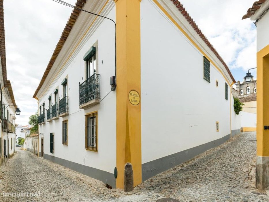 Moradia de dois pisos com terraço, inserida num edifício histórico ...