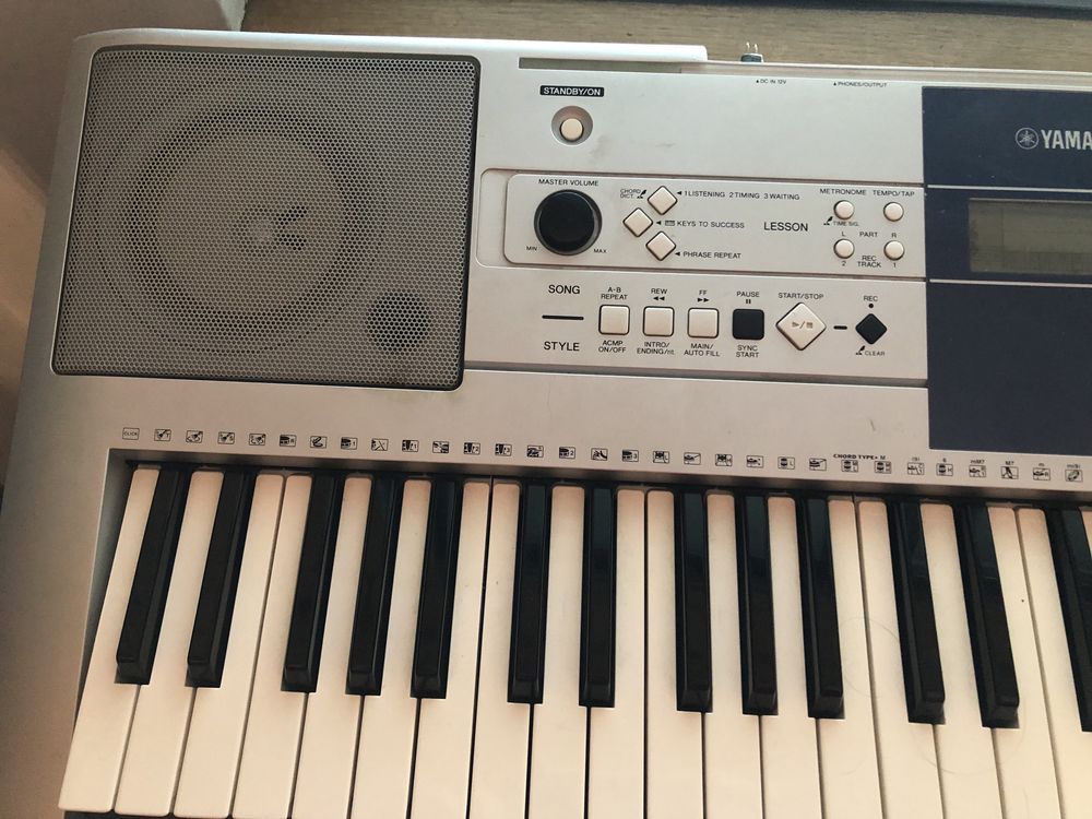 Teclado Yamaha PSR E3/3 + suporte. Bom estado.