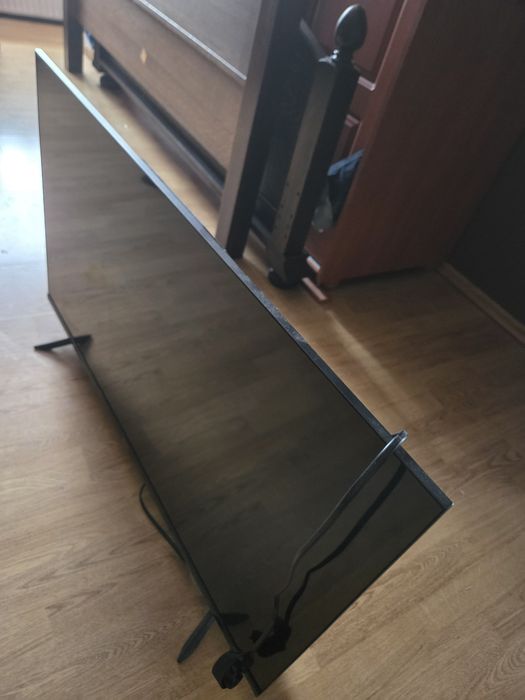 Telewizor marki KIVI 40" (CALI)
