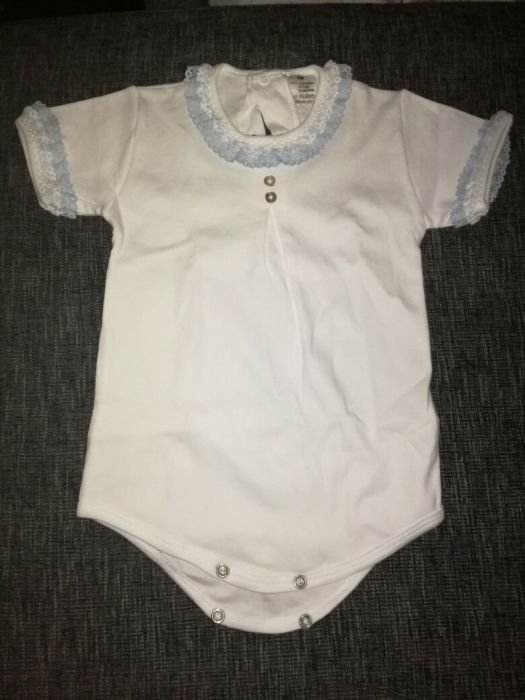 Bodys com gola de renda