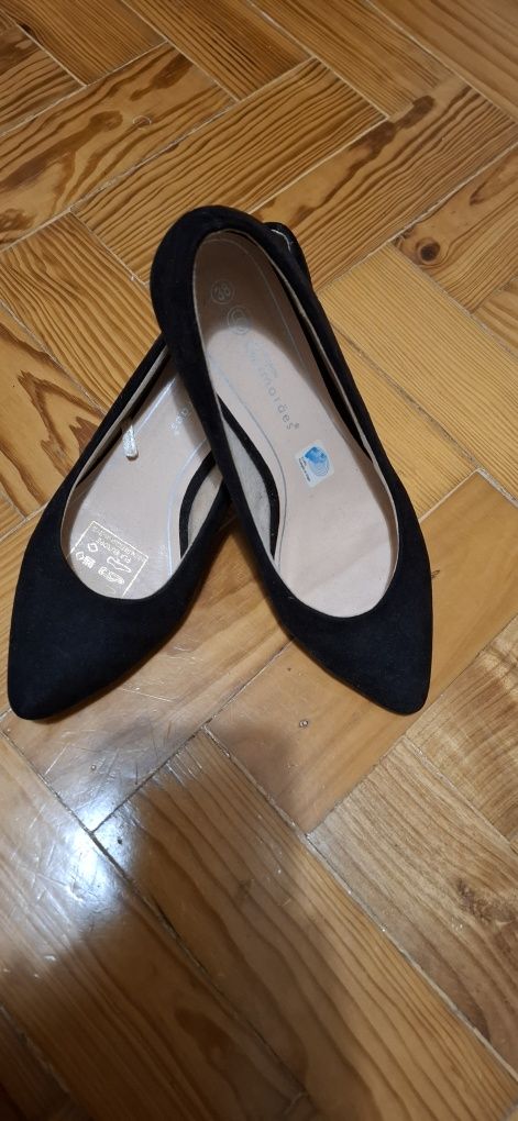 Sapatos Pretos de pequeno salto agulha