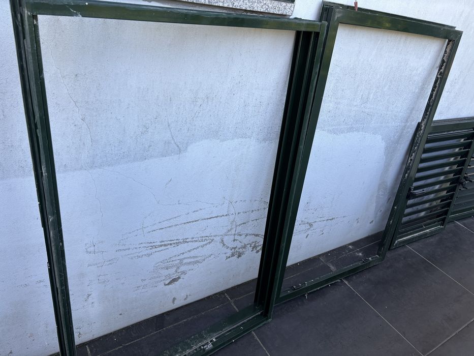 Janela completa com portadas aluminio verde