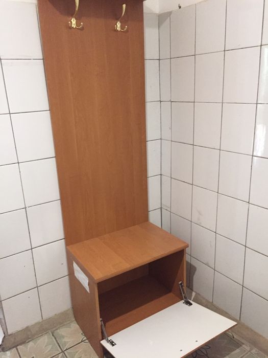 Продається  вішалка для одягу зтумбою б/в