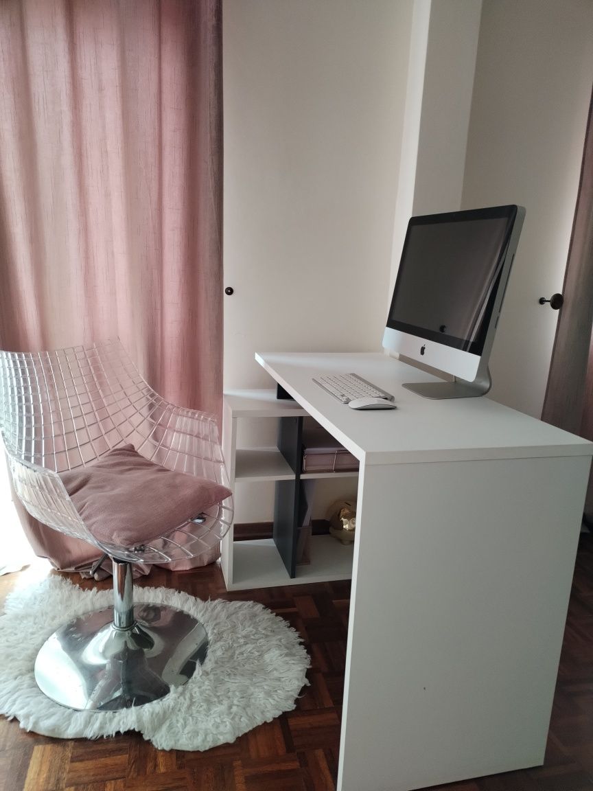 Secretaria com arrumação lateral