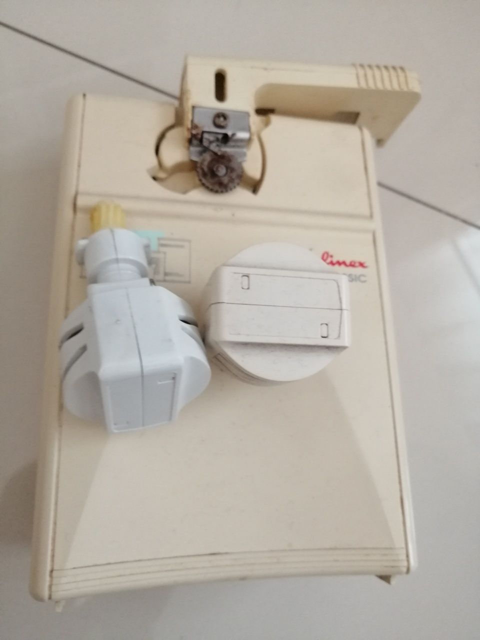 Abridor de latas moulinex open Classic Plus a funcionar em pleno.
