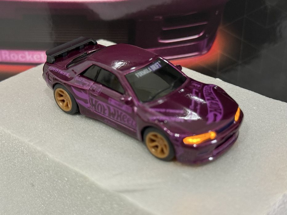 Hot wheels 1:64 металл на радиоуправлении впервые nissan GT-R 32
