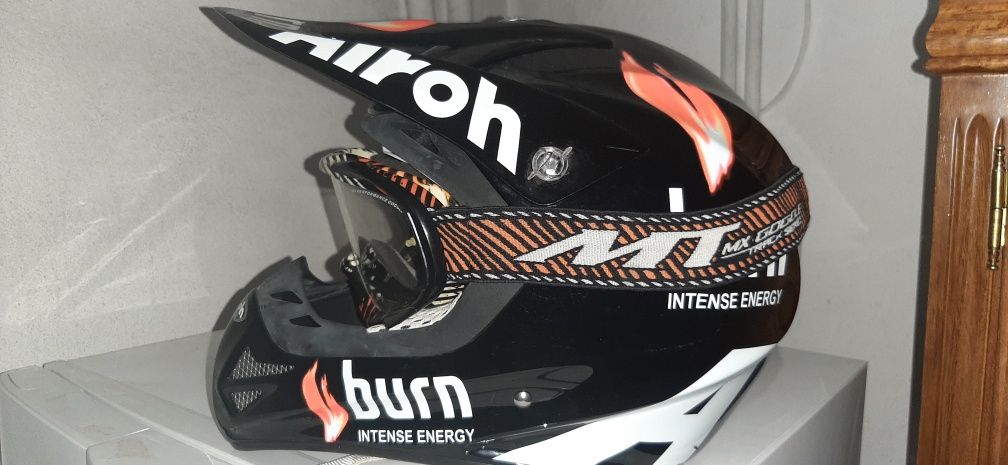 Capacete de motocross Airoh com oferta de óculos