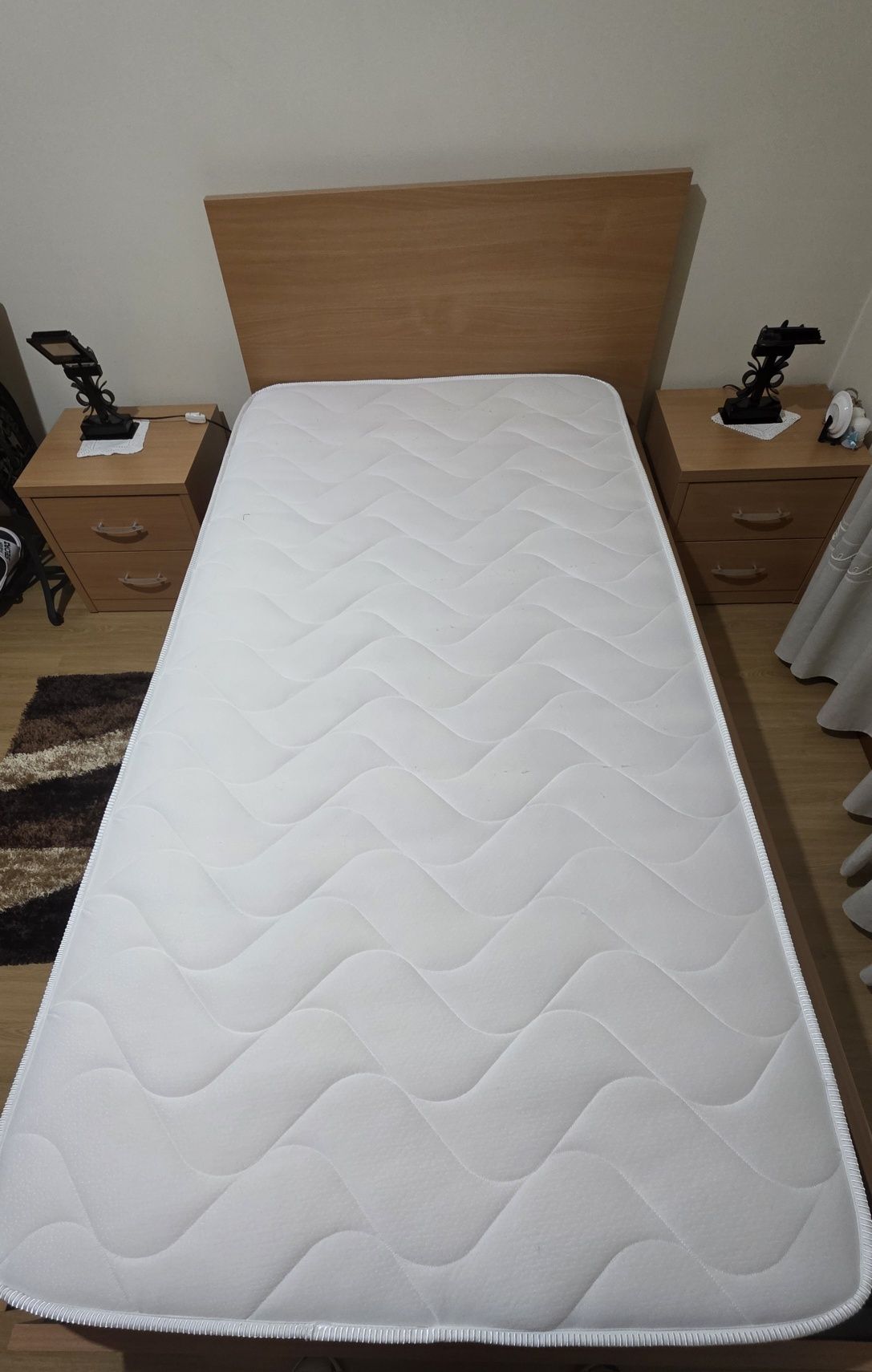 Cama de Solteiro com 2 Estrados + Mesas de Cabeceira