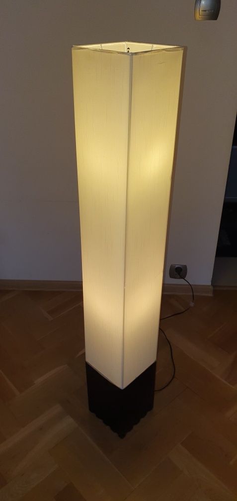 Lampa podłogowa do salonu