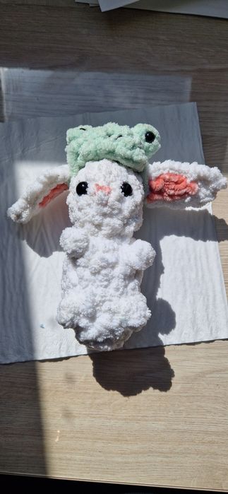 szydełkowny pluszak królik z czapeczka żaby