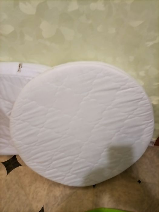 Продам 2 матрасика на круглую и овальную. кроватку.