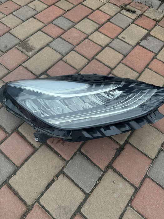 Фара права Tesla model 3