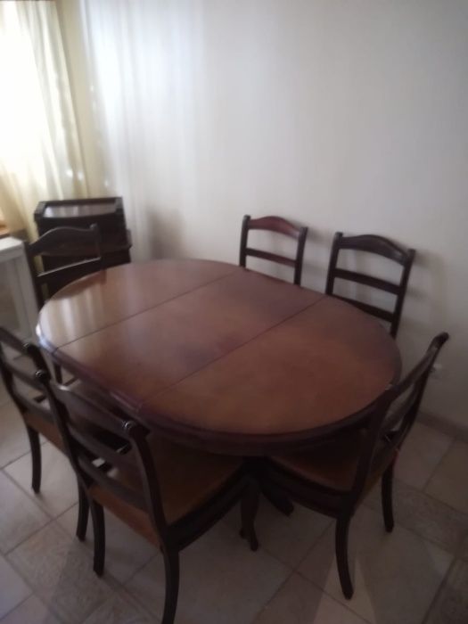 Vendo mesa extensível de raiz de nogueira, com 6 cadeiras estofadas