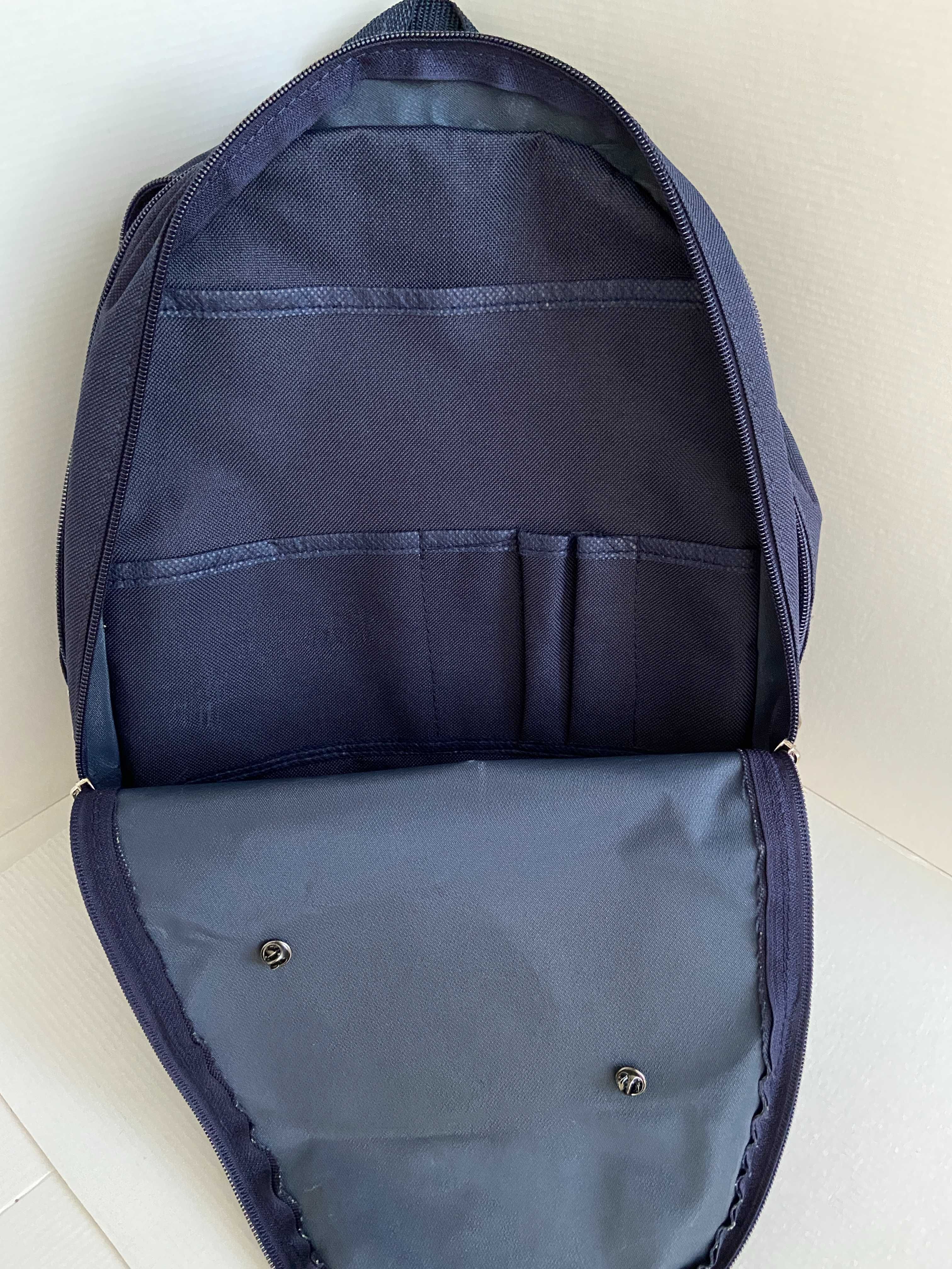 Mochila azul escura pequena
