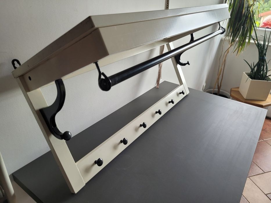 Biały wieszak do przedpokoju