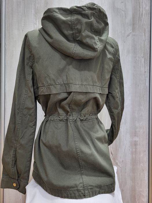 Жіноча вітровка H&M Розмір 36 Зручна Стильна
3. Осін