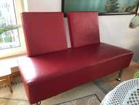 Czerwona skórzana 2-osobowa kanapa / sofa do poczekalni/ biura, B-stok