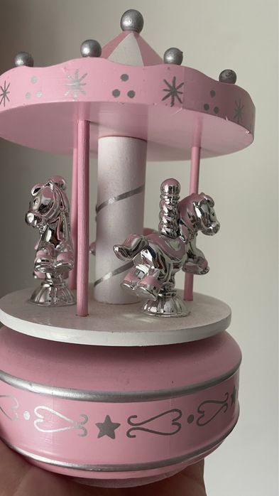 Carrossel de prata com musica