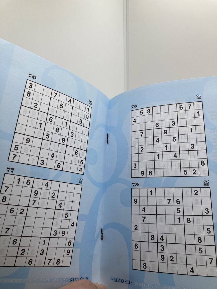 Revista com puzzles Sudoku e outros