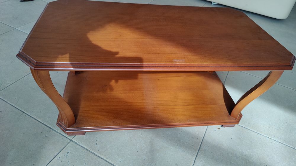 Mesa de madeira e outras peças