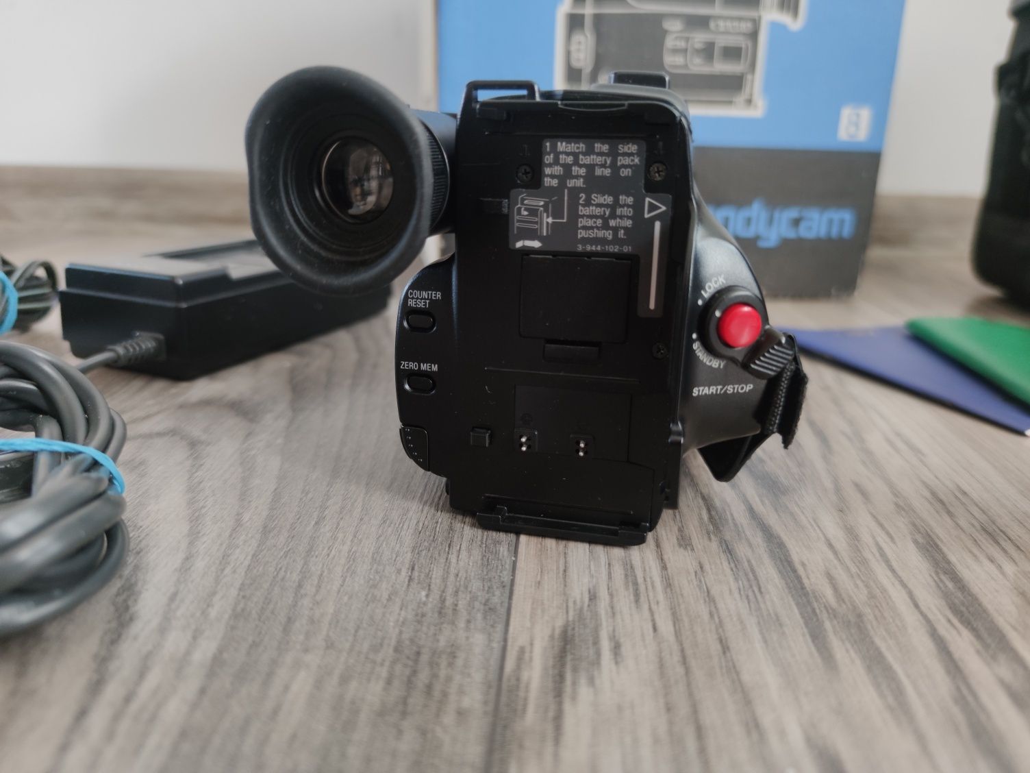 Sony CCD-TR105e kamera video 8/oryg. pudełko/ ładowarka zasilacz bater