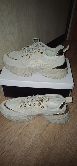 Buty sportowe beżowe