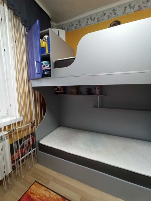 Двохярусне дитяче ліжко