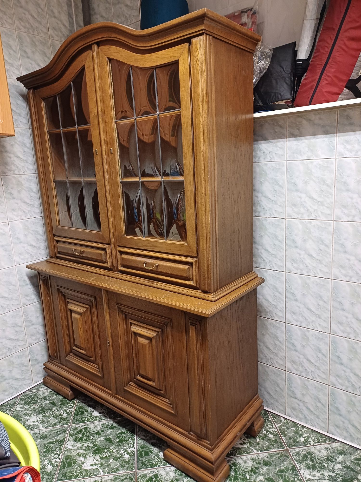 Drewniany kredens z witryną