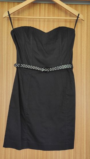 Vestido preto curto com cinto