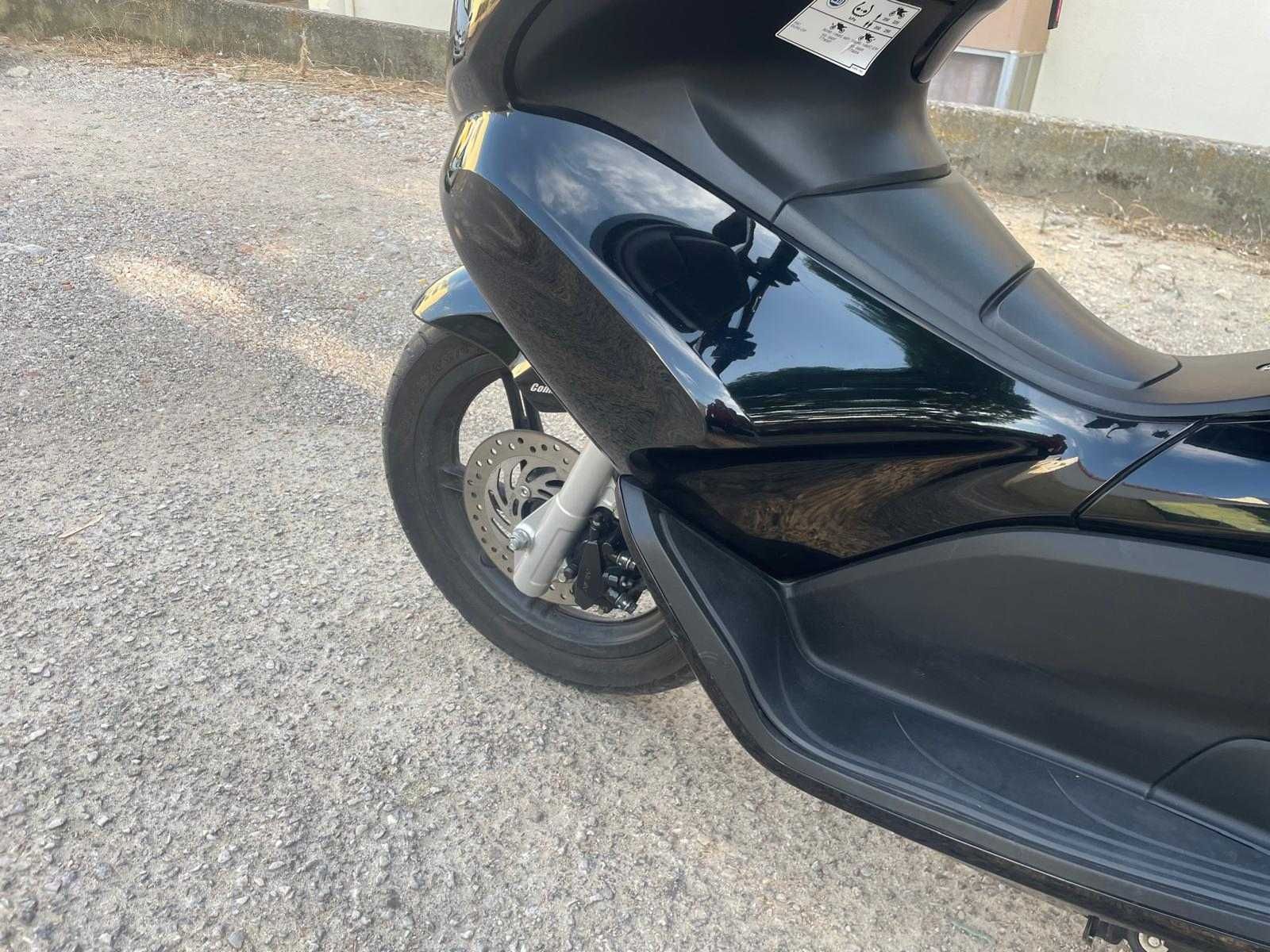 Vendo pcx 125 muito bem estimada e com. Poucos km