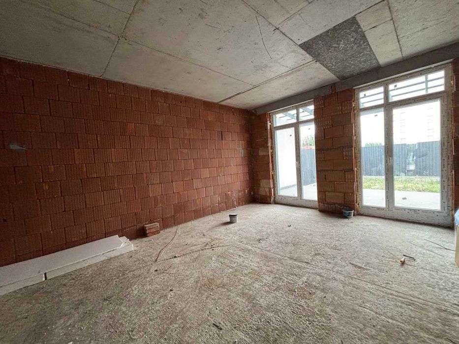 Продам трирівневий будинок, міські комунікації, чудова якість.