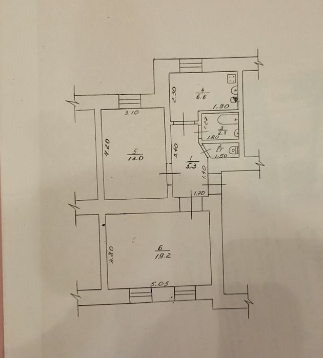 Продається простора фасадна квартира в центрі 2 кімнати індивідуальне