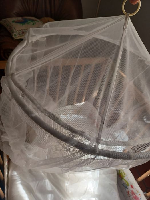 berço , colchão, capa,  rodapé , lençóis  e rede mosquiteira